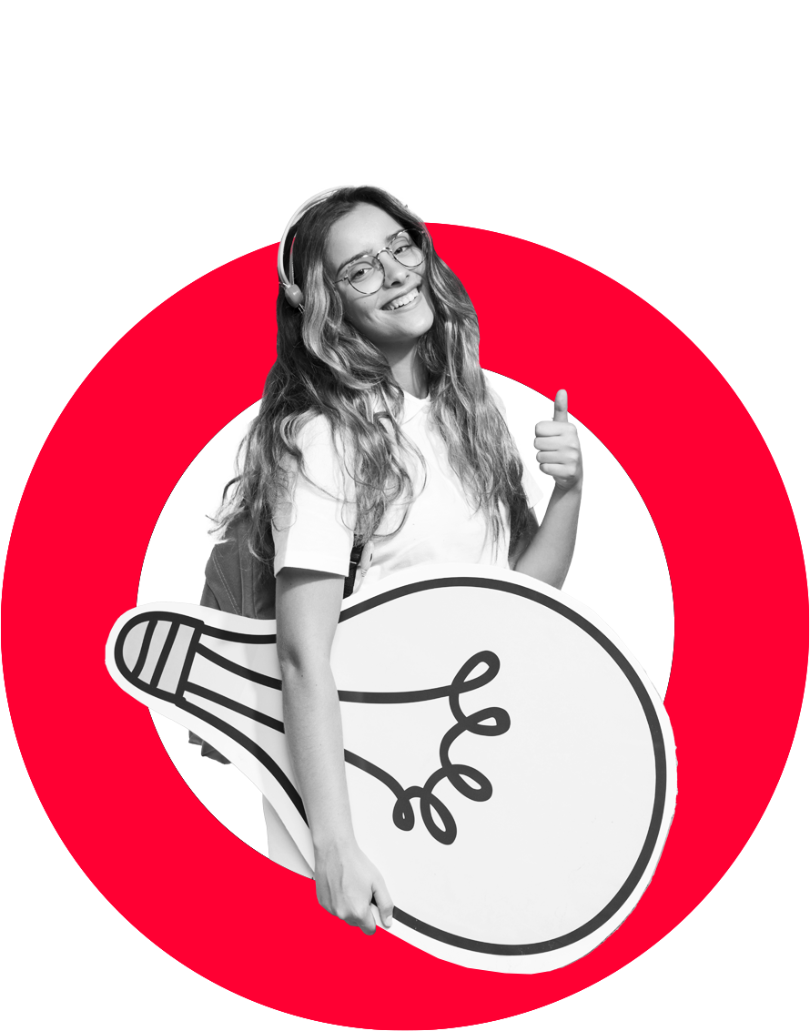 Uśmiechnięta kobieta trzymająca dużą, kartonową żarówkę, metafora pomysłowości zespołu Perfect Circle.